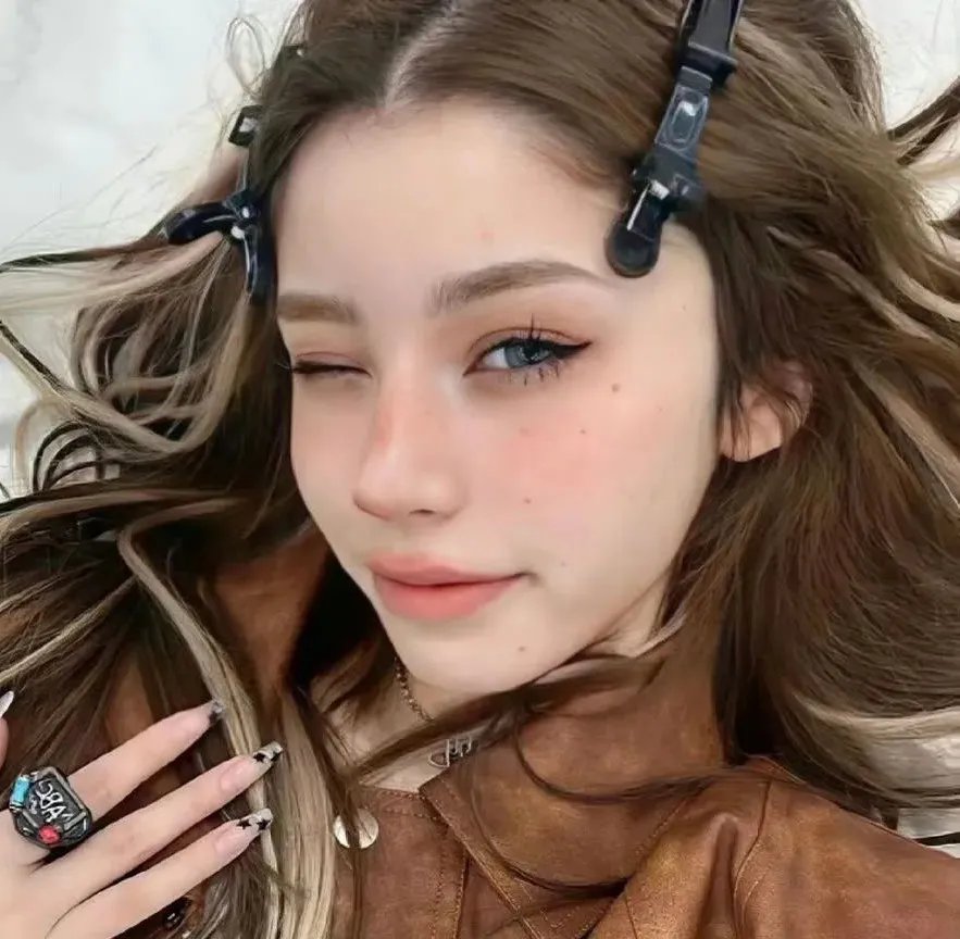 蒙娜丽莎与血月亮